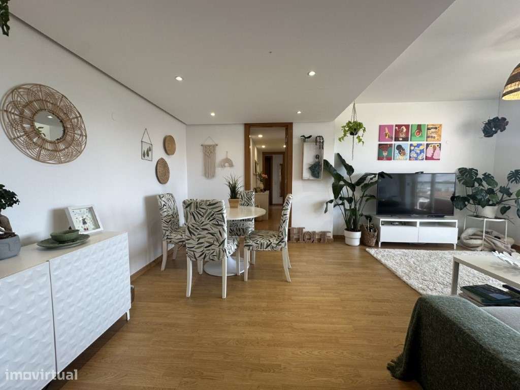 Apartamento T2 com Varandas, Vista Desafogada, Lugar de Garagem e A... - Grande imagem: 2/16