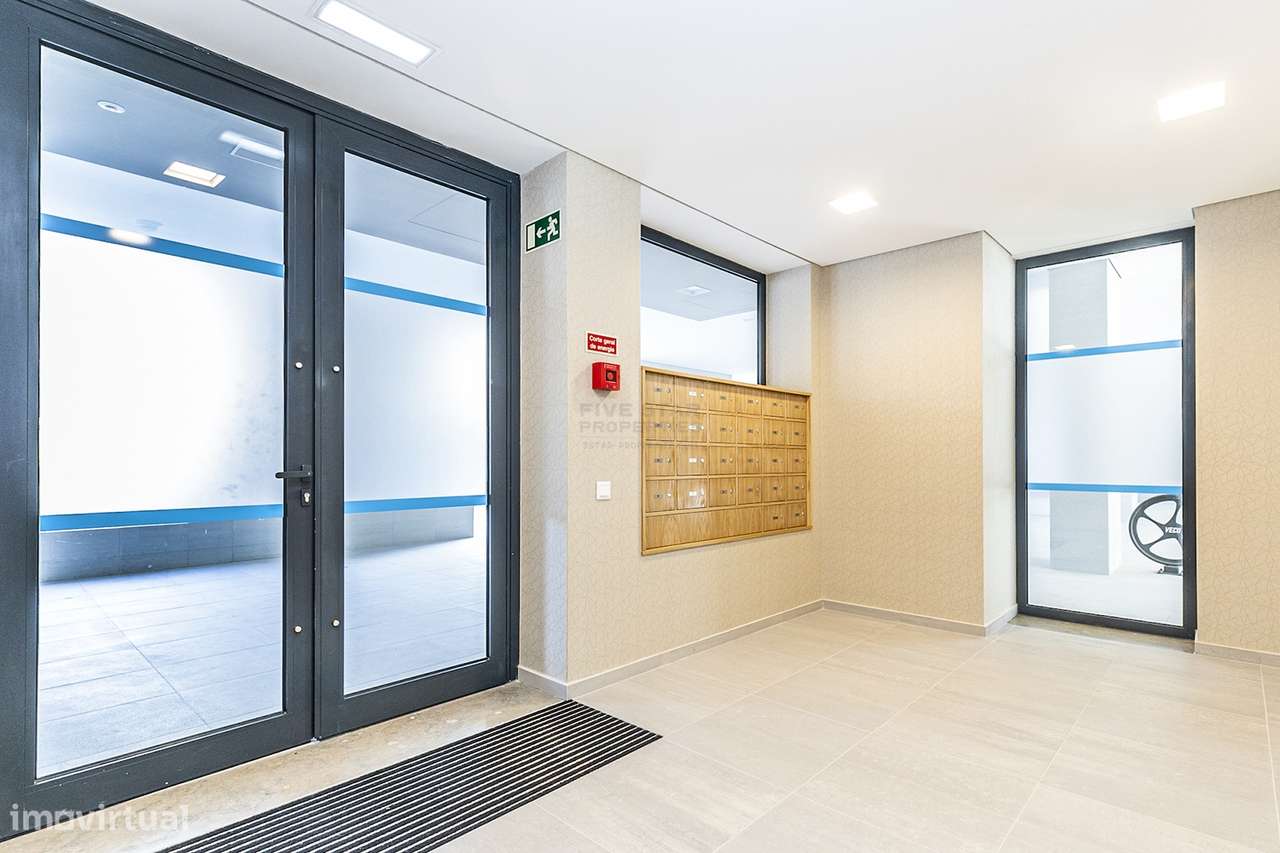 Arrendamento - T1 - Miraflores - Celere - Garagem e Arrecadação - Grande imagem: 3/32