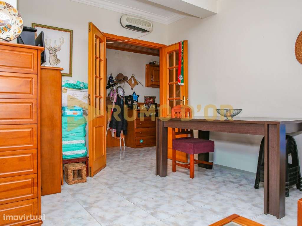 Apartamento T2 em excelente estado de conservação a 2 minutos da A1-4