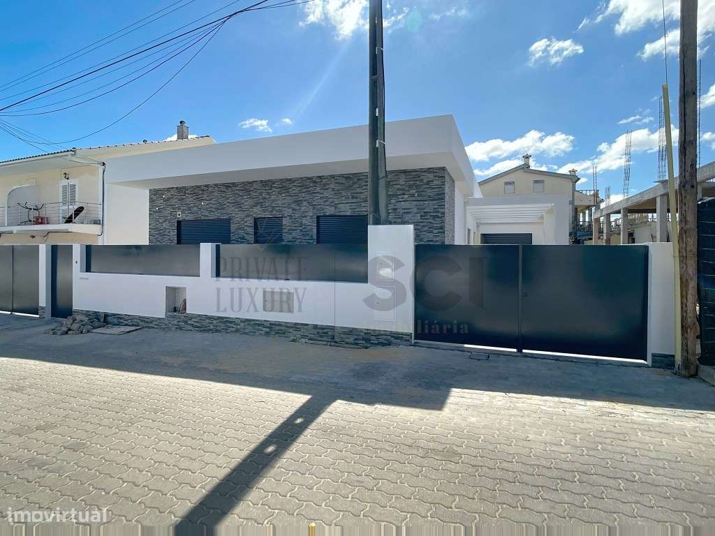 Moradia Térrea independente T3+1 em Fernão Ferro, boas áreas-29