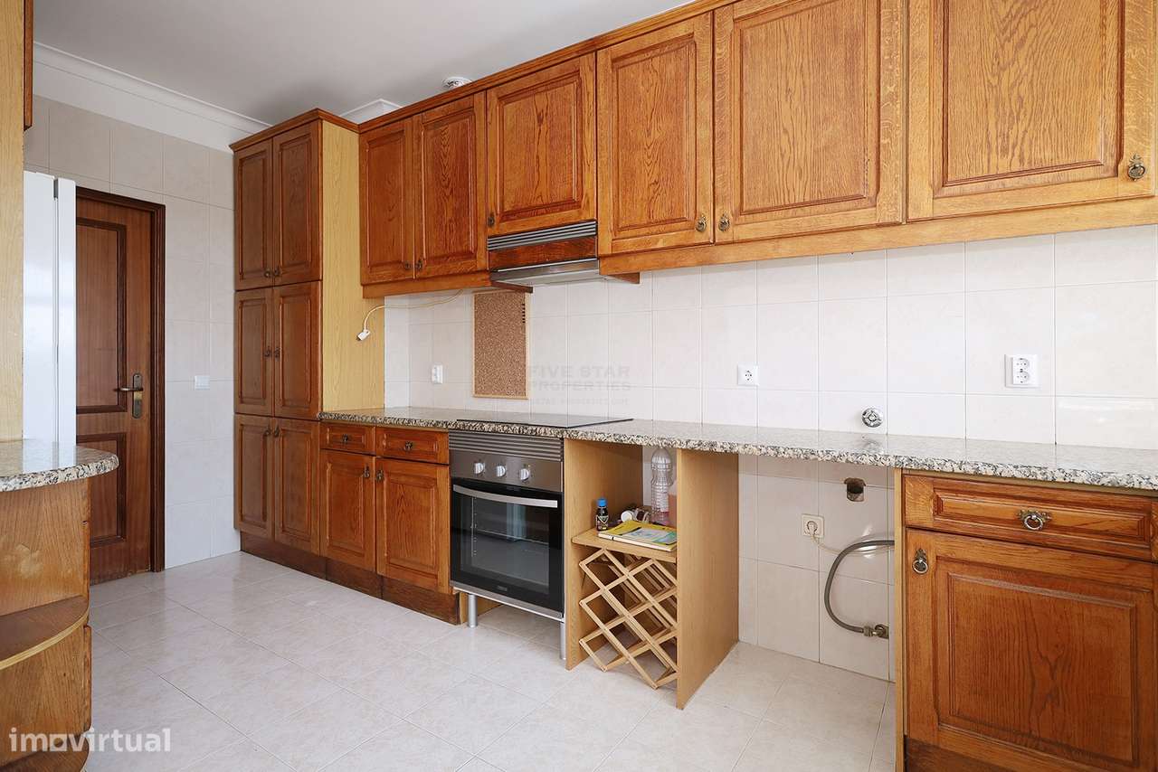 Moradia com duas fracções – Rentabilidade Imediata – Porto Salvo – Oei-33