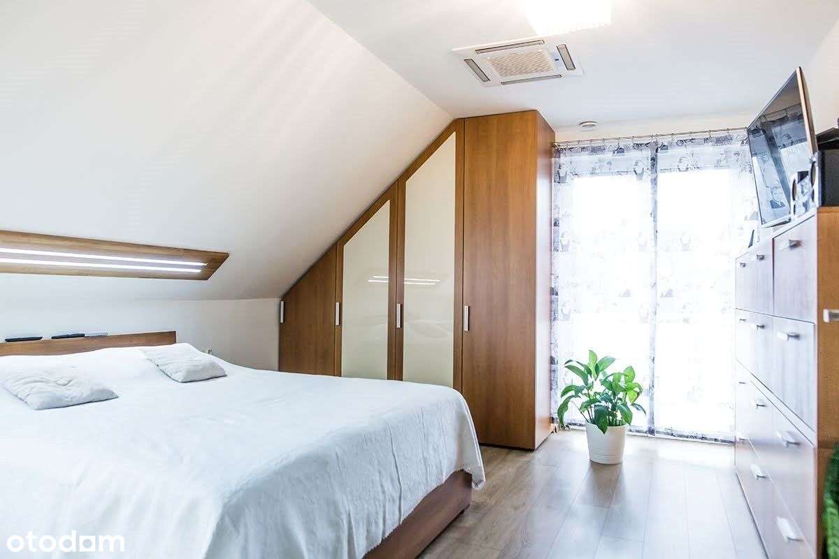 Elegancki Dom z Basenem, Domkiem dla Gości-15