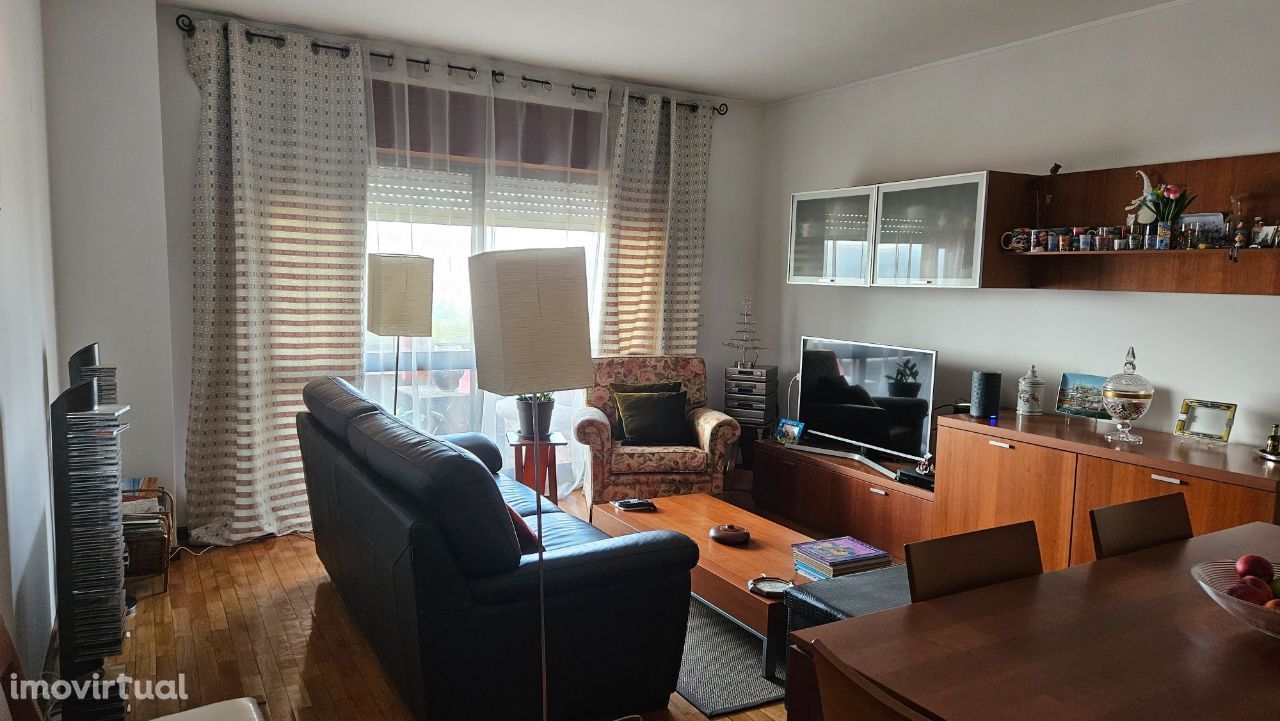 Apartamento T3 na avenida Dr. Artur Melo e Castro