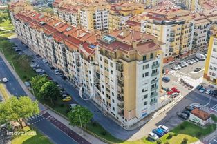 Espaço T3 em Massamá Norte com terraço e garagem box