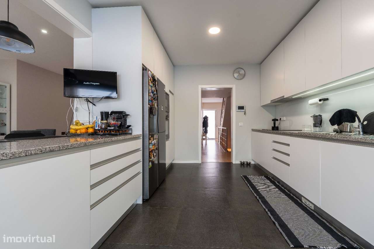 Moradia T4, em banda, de cave, rés-do-chão e andar, como nova!-5