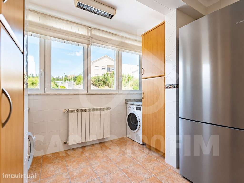 Apartamento T3 renovado com garagem e vista para Leiria.-16
