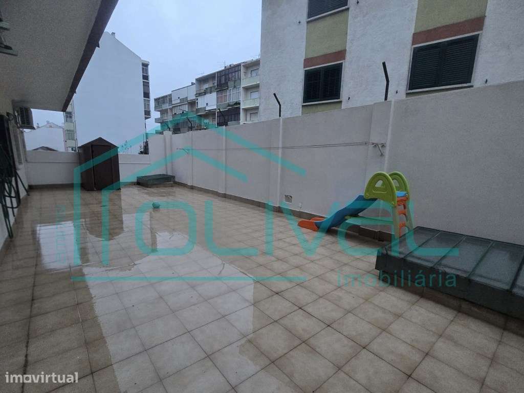 Apartamento T4 com terraço e arrecadação - Grande imagem: 2/33