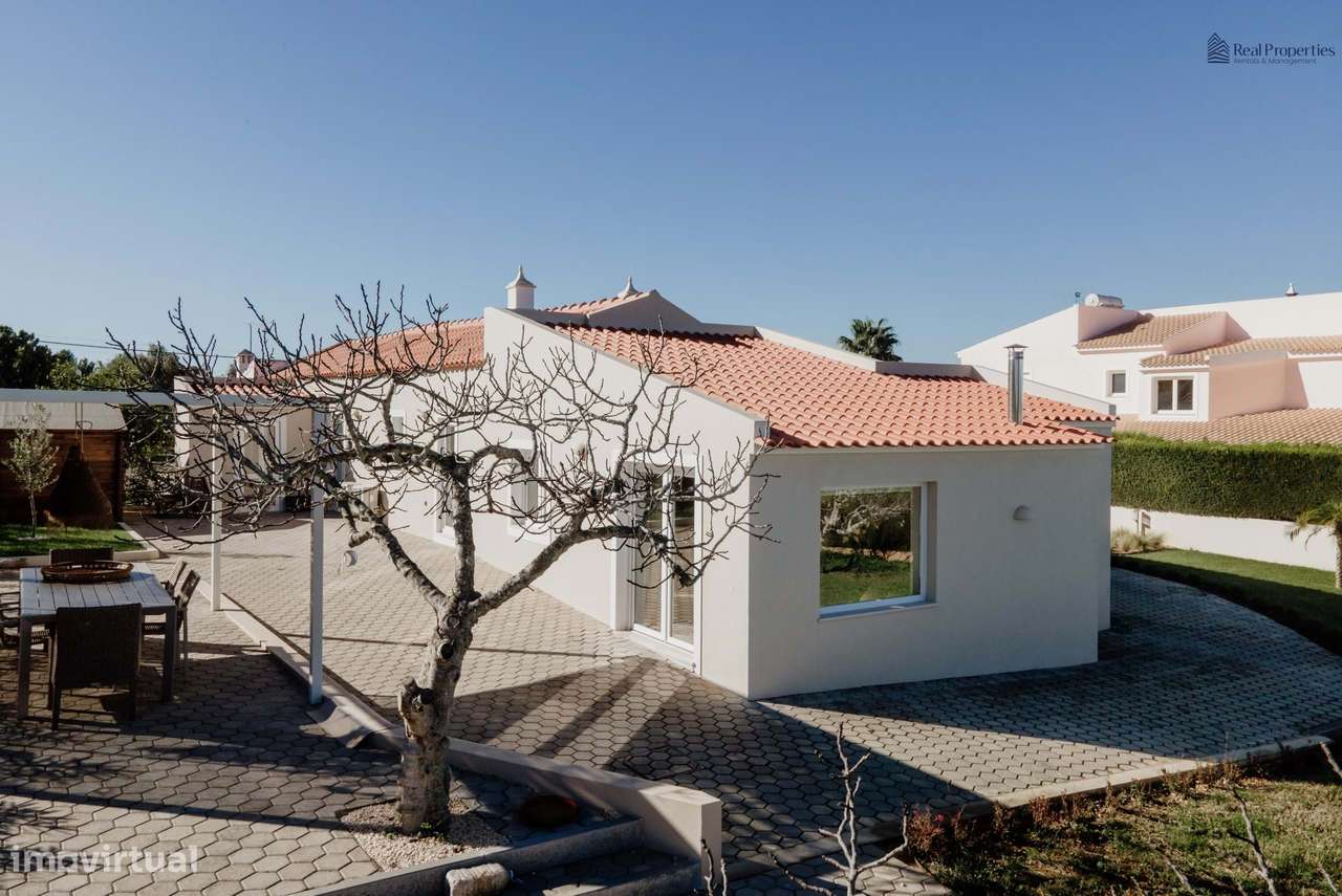 Elegante Moradia T3 Renovada com Vistas Panorâmicas em Alvor-48