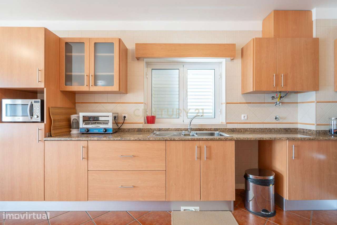 MORADIA T5 INDEPENDENTE COM GARAGEM, ANEXOS JARDIM E CHURRASQUEIRA, em - Grande imagem: 2/60