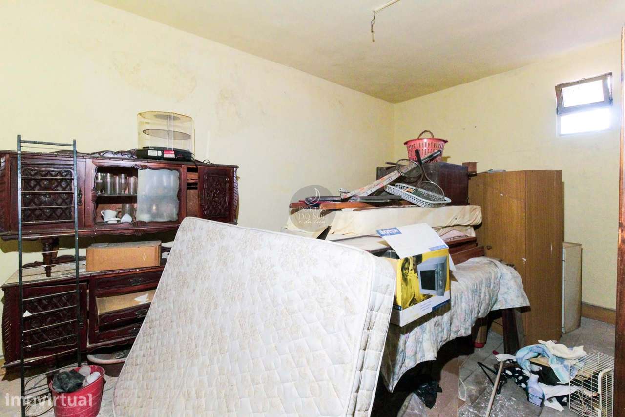 Prédio de 3 Pisos c/ Sótão e Terraço de Topo.-15