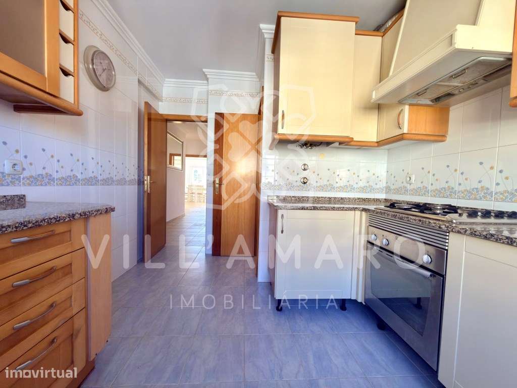 Apartamento T3 com Varanda, Arrecadação e Parqueamento-7