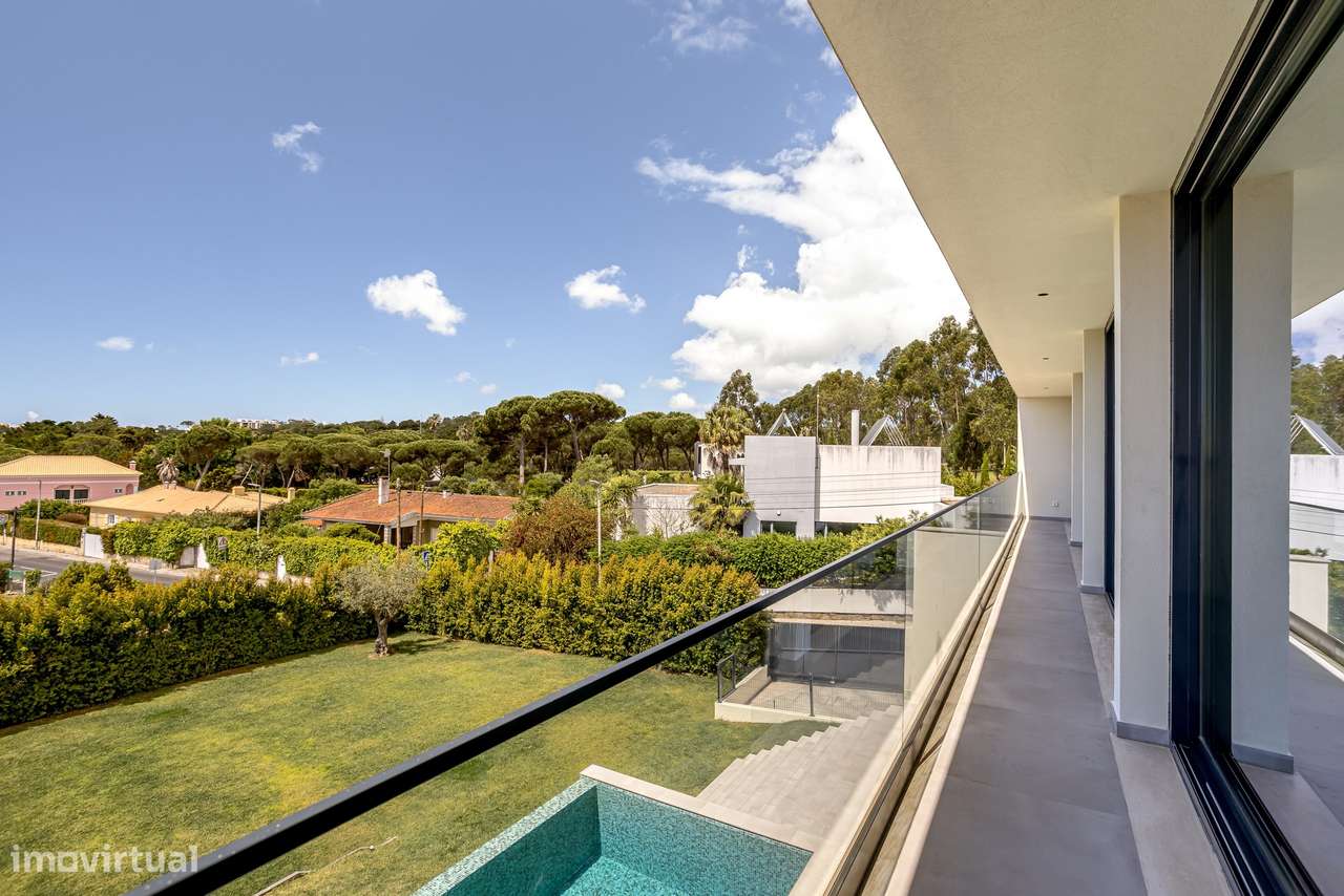 Moradia T4 contemporânea com jardim e piscina no bairro da Martinha, E-7