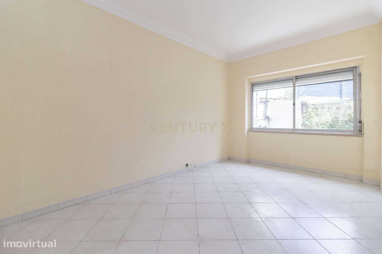 Apartamento com Potencial de Valorização em Almada-21