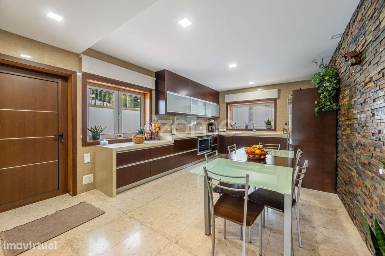 Moradia T3 c/Suítes e Piscina na Quinta das Luzes-8