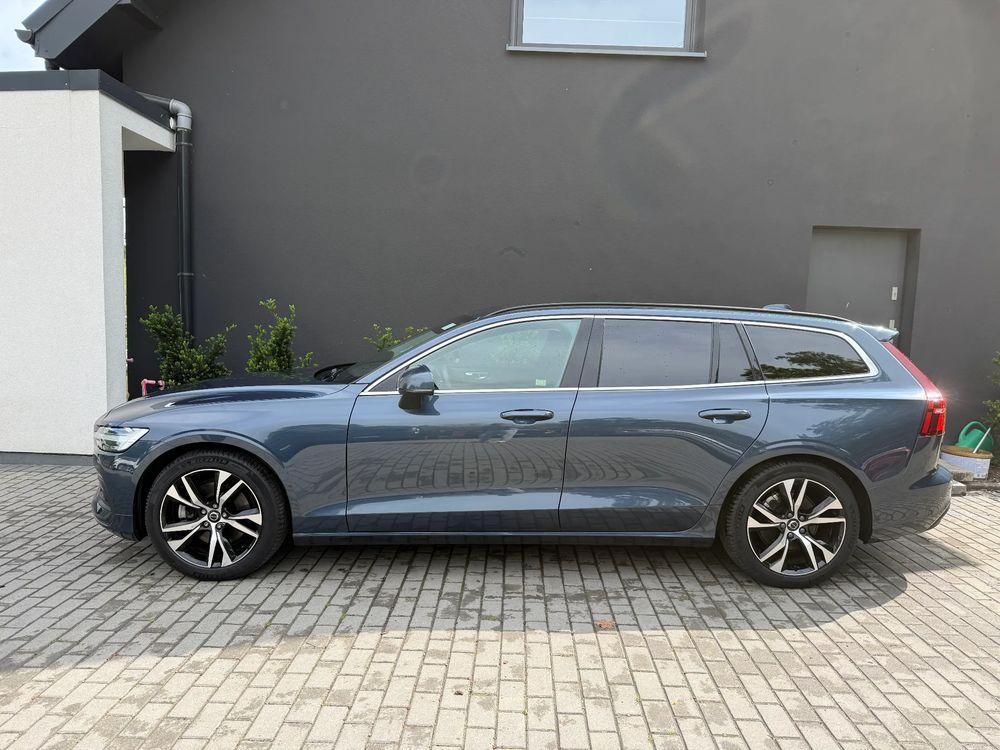 Volvo V60 II B4 B DKG Momentum Pro 2025