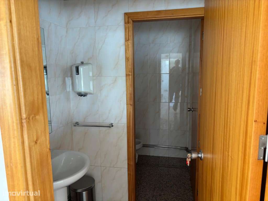 Armazém junto autoestrada com escritórios na Trofa - Grande imagem: 5/16