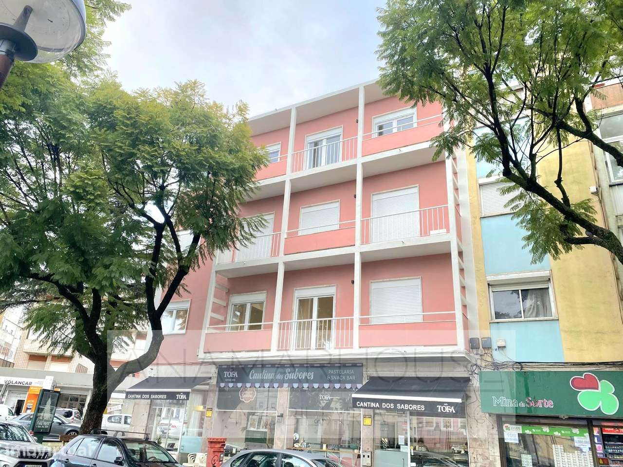 T2 Remodelado com varanda na Mina de Água, Amadora-20