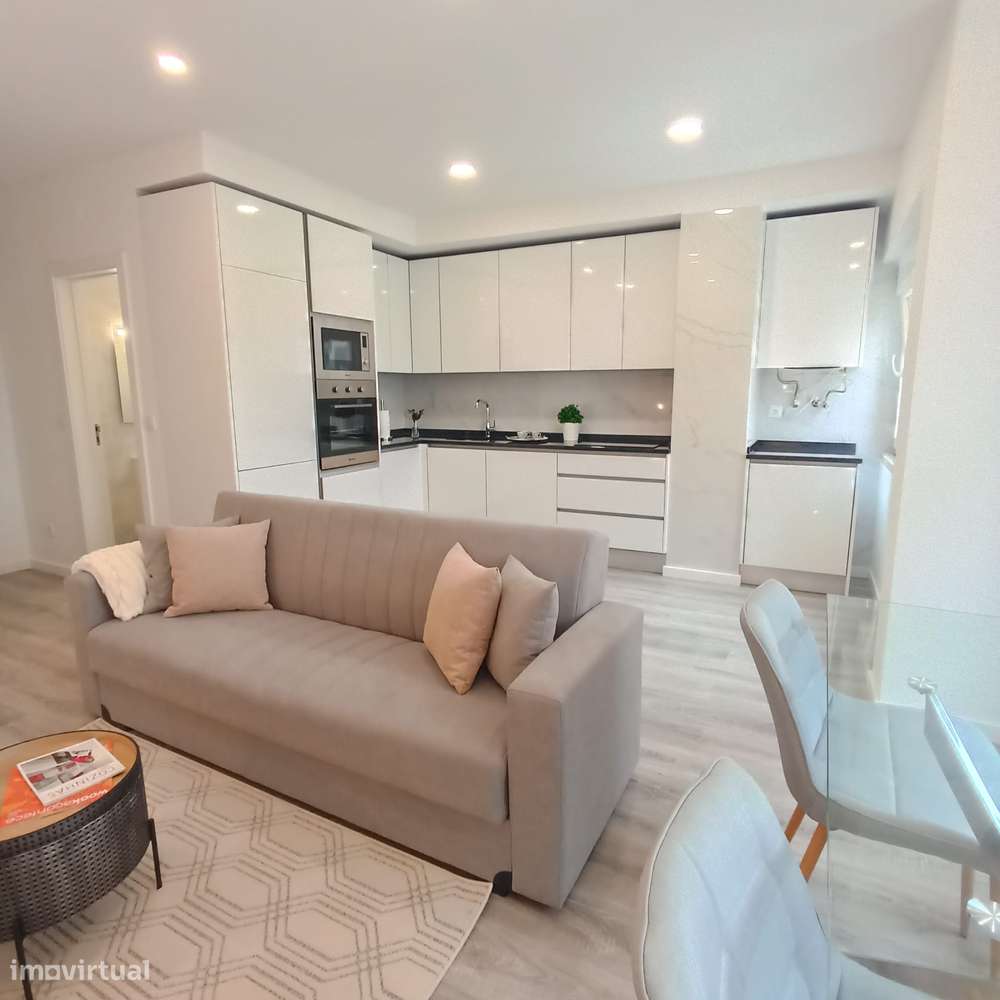 T3 Remodelado com Varanda Ampla junto ao Colombo: Vida Urbana com Conf-4