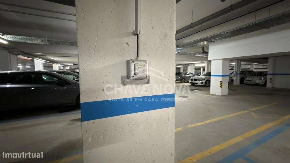 Apartamento T1+1 Como Novo c/ Lugar de Garagem em Santa Marinha (VL8)-32