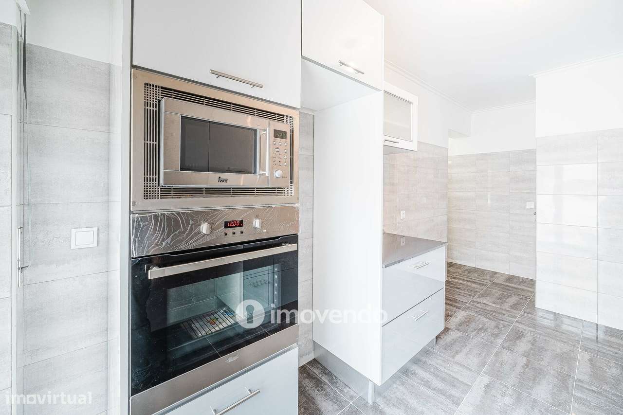 Apartamento T3, com terraço e arrecadação, em Mem Martins-13