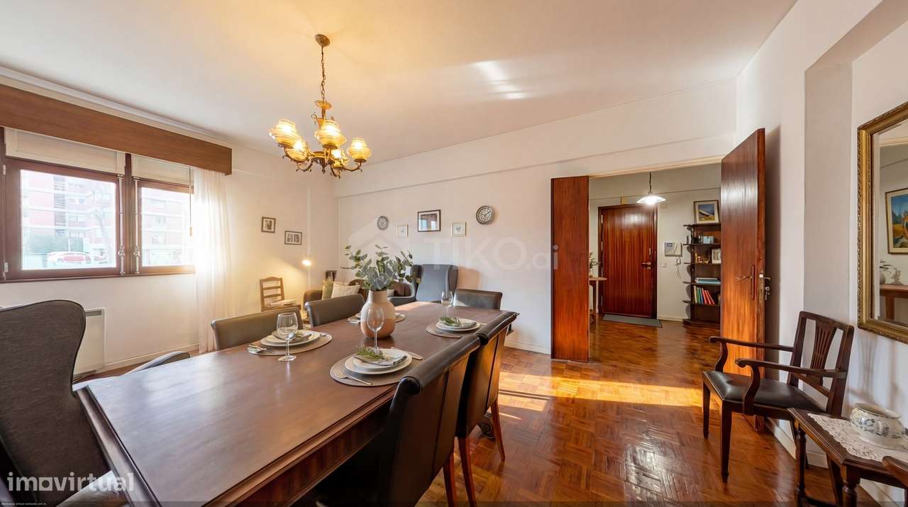 T4 COM 3 FRENTES SOLARES E ÁREAS ACIMA DA MÉDIA | METRO DE CHELAS-0