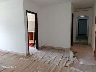 Três Assoalhadas em Remodelação - Santo António da Charneca