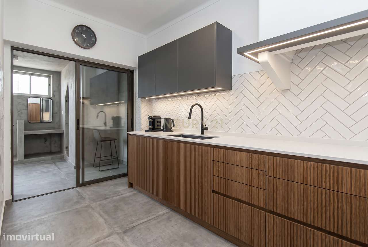 Apartamento com Potencial de Valorização em Almada-7