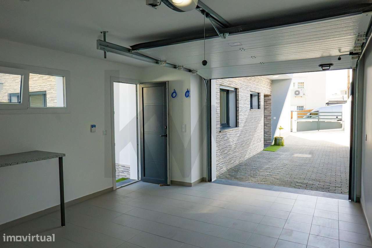 T3 Isolada em Famões: A Estreia Perfeita para a sua Família-50