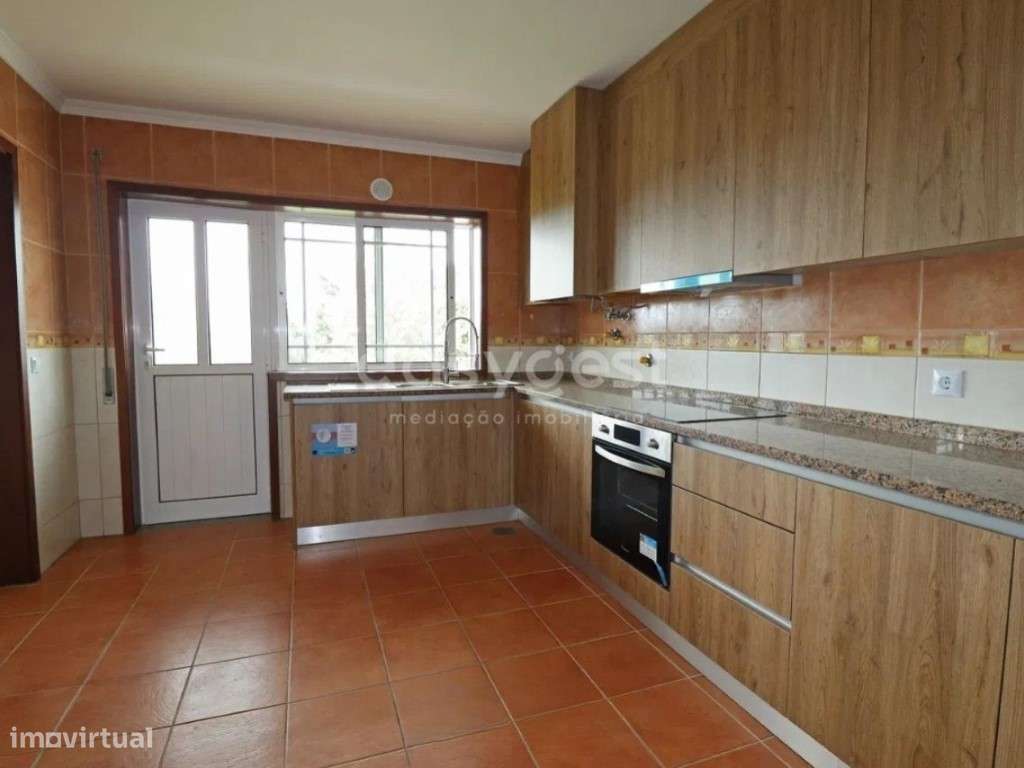 Moradia T3 renovada com 3 frentes localizada em Albergaria-a-Velha - Grande imagem: 4/44