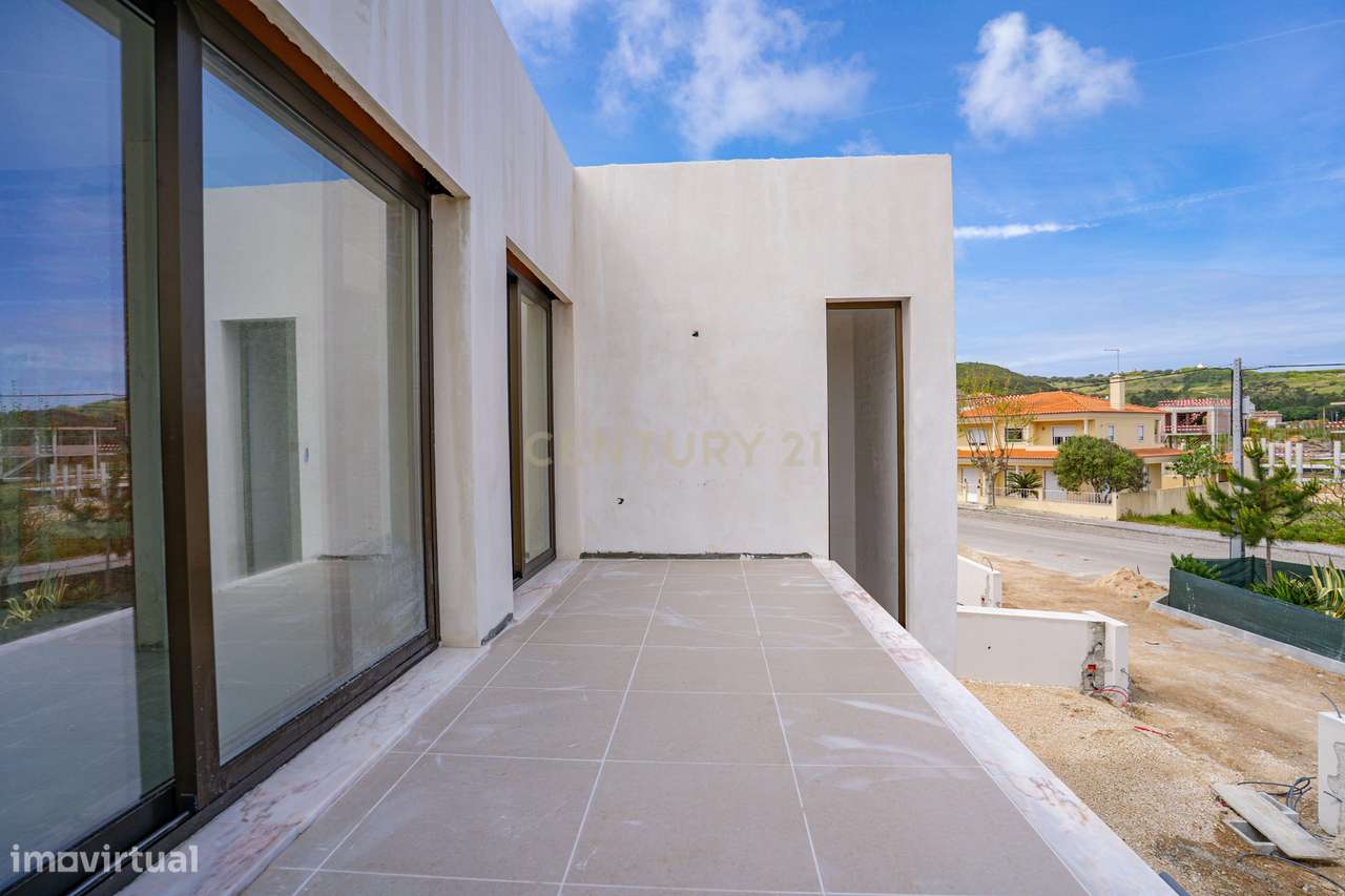 Moradia T3 com Piscina e Jardim em Salir do Porto-34