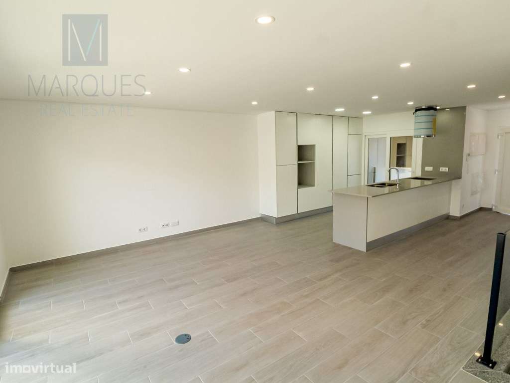 Moradia V2+2 com garagem em Vale de Milhaços - Corroios-3