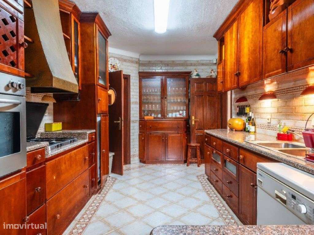 Moradia 5 quartos (V4+1) estilo tradicional com piscina perto do ce...-15