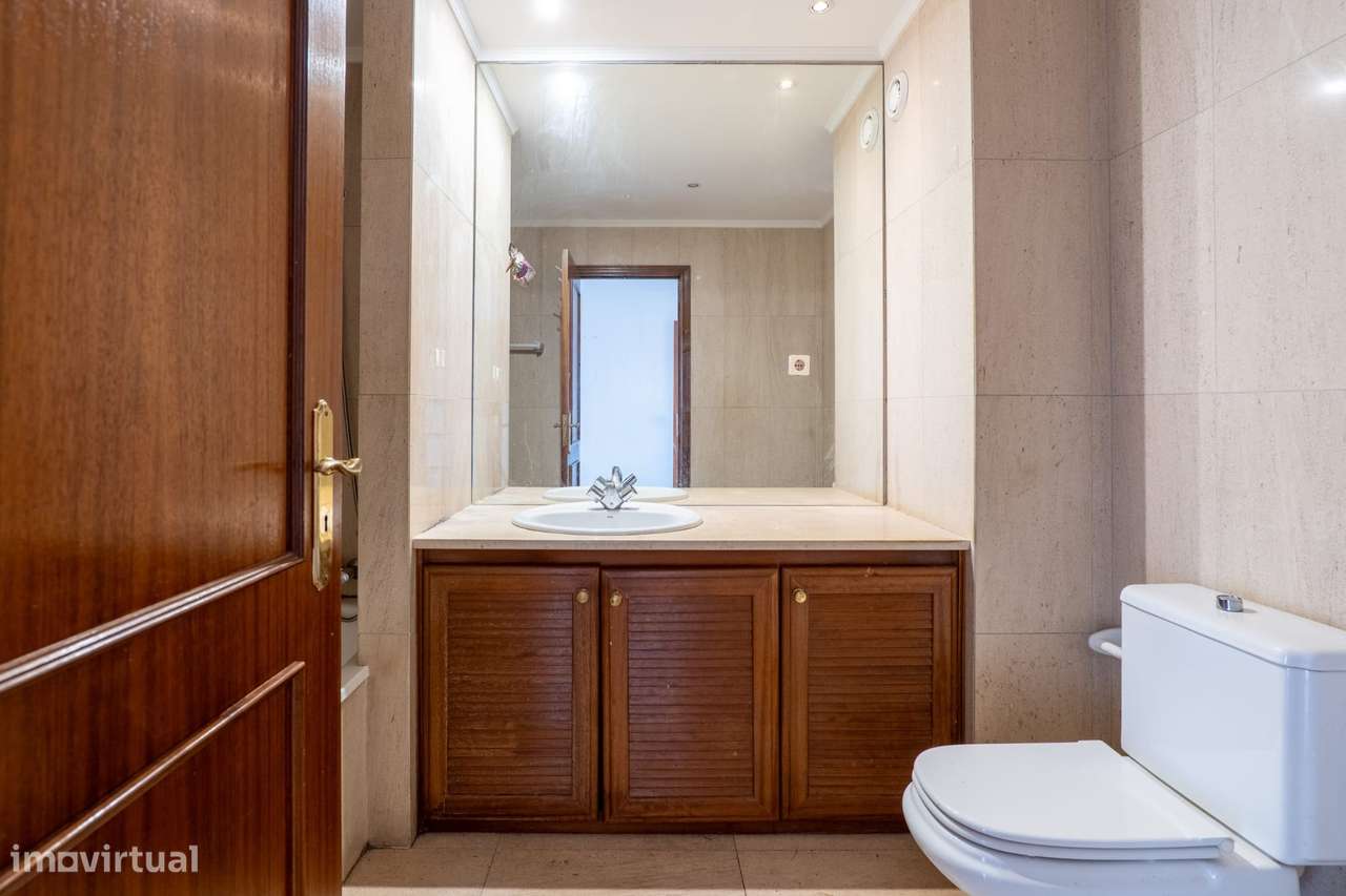 Apartamento T2 com varanda, garagem e vista urbana-14