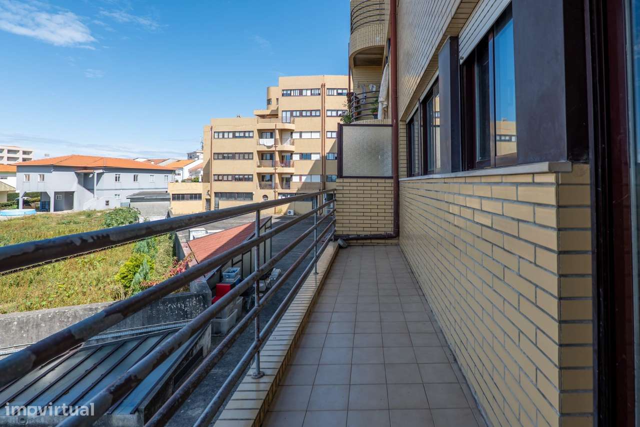 Apartamento T2 com varanda, garagem e vista urbana-22