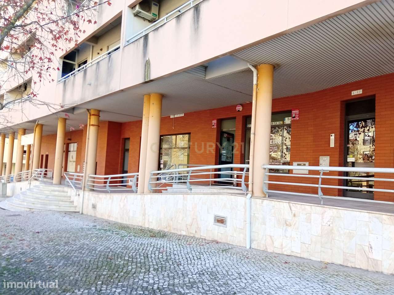 Loja com rendimento garantido a longo prazo e boa localização em Torre-15