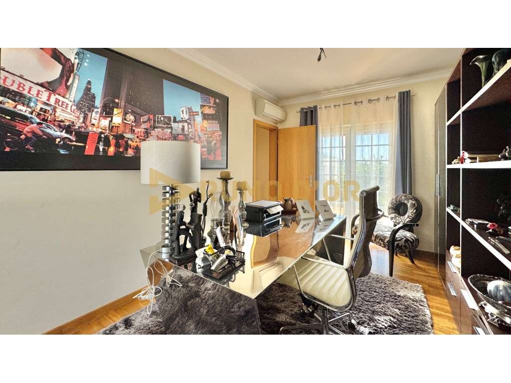 Viva com Conforto! Moradia T4 com Jardim e Espaço Exterior em Alenquer-5