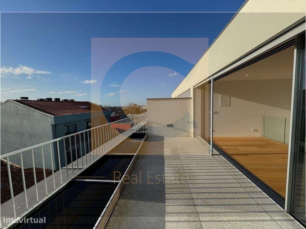 Moradia T4 Triplex Nova com Jardim, Terraço e Garagem para 4 Carros ju-25