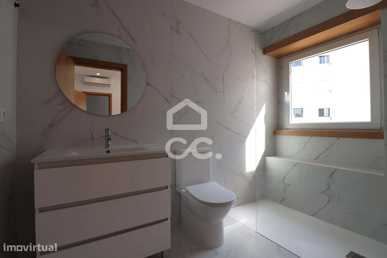 Moradia totalmente remodelada com 6 apartamentos T2 junto à Dias da Si-7