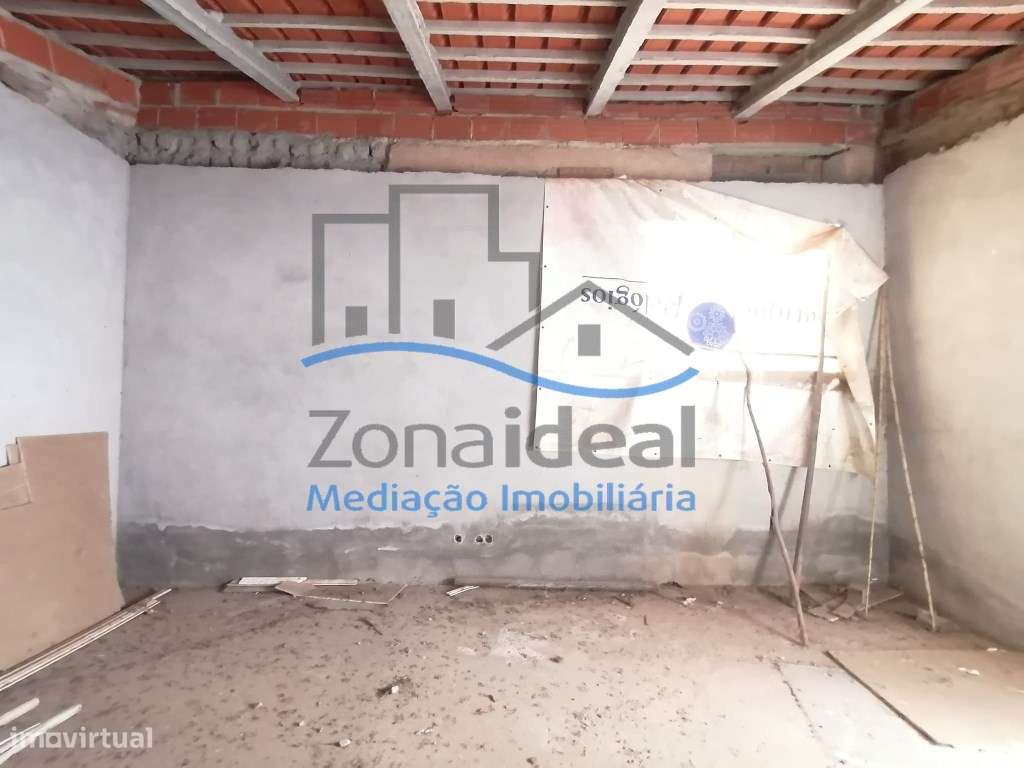 Moradia com quintal e terreno, localizada em Estribeiro, Abrigada, ... - Grande imagem: 5/31