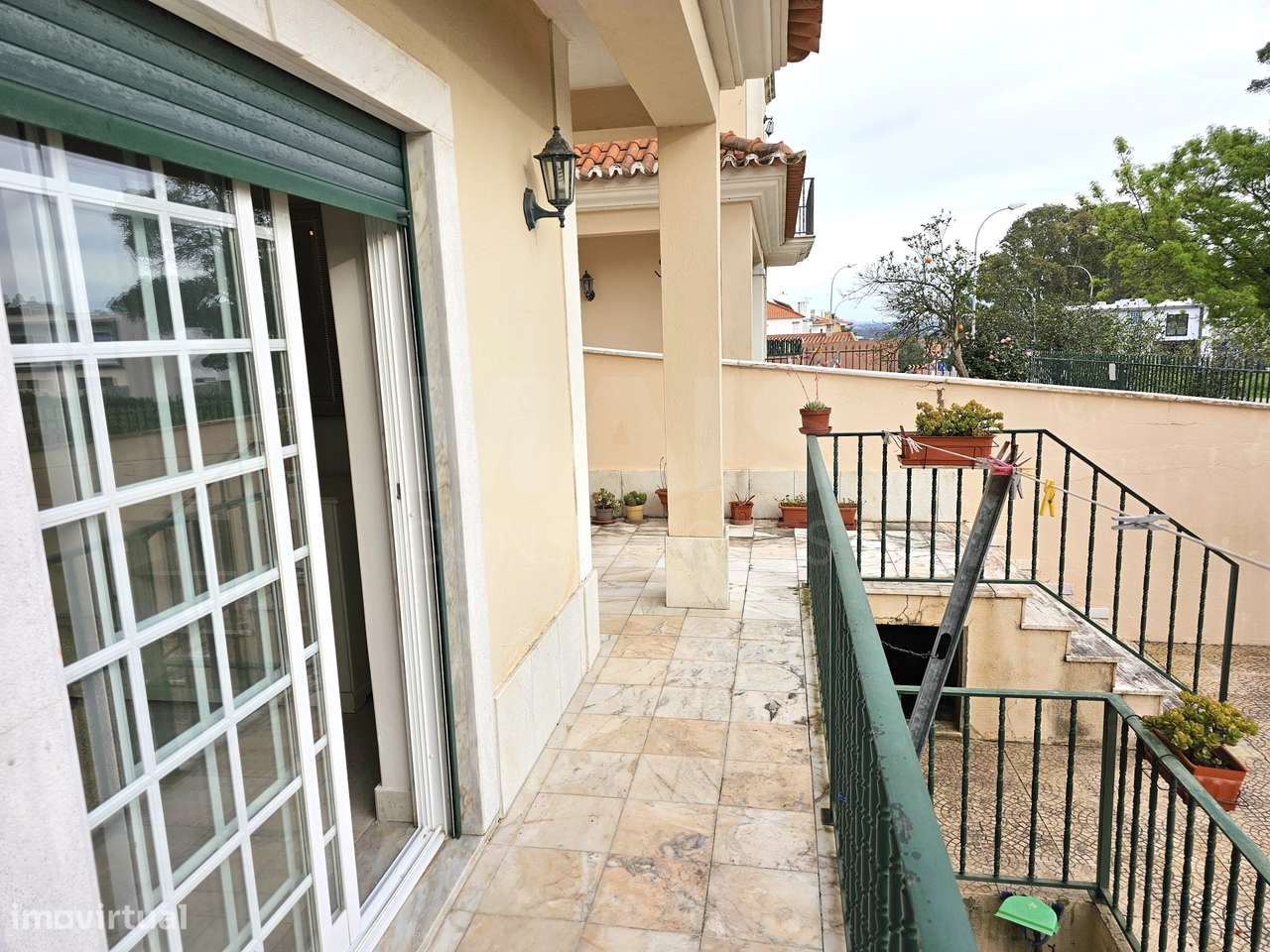 Moradia Geminada V4 com Logradouro e Estacionamento em Leceia - Oeiras - Grande imagem: 5/43