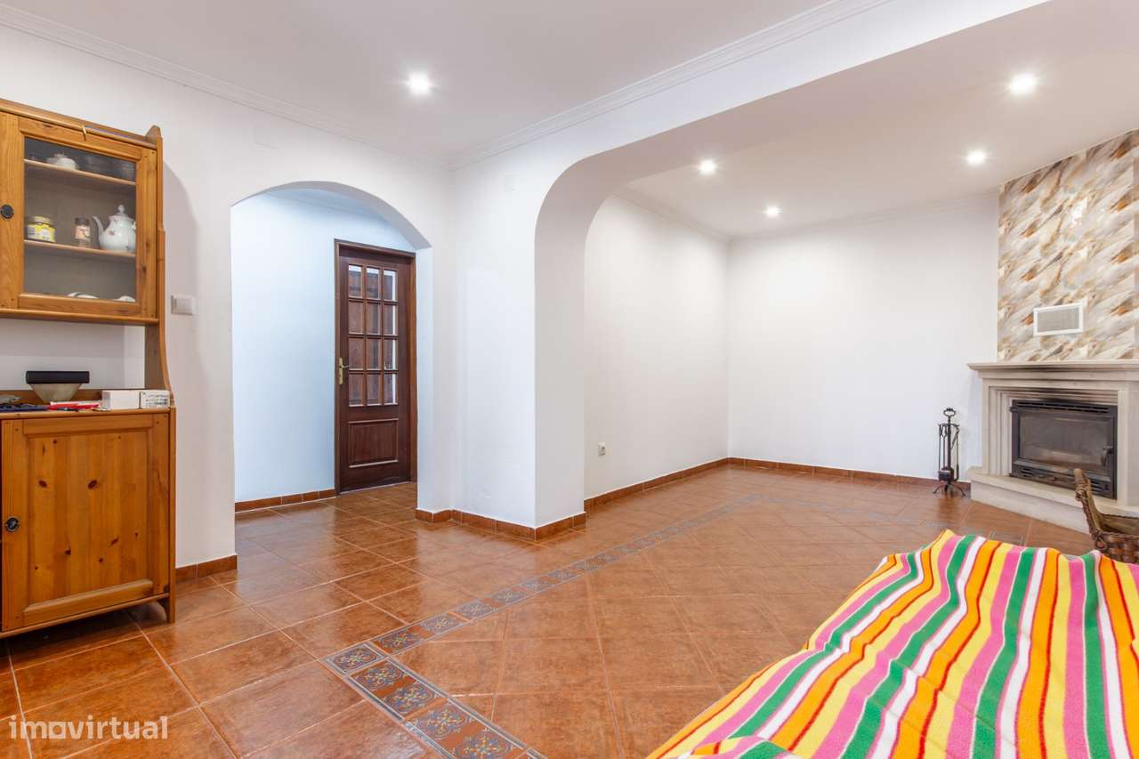 MORADIA BIFAMILIAR T2 + T2 COM GARAGEM E AMPLO ESPAÇO EXTERIOR.-6
