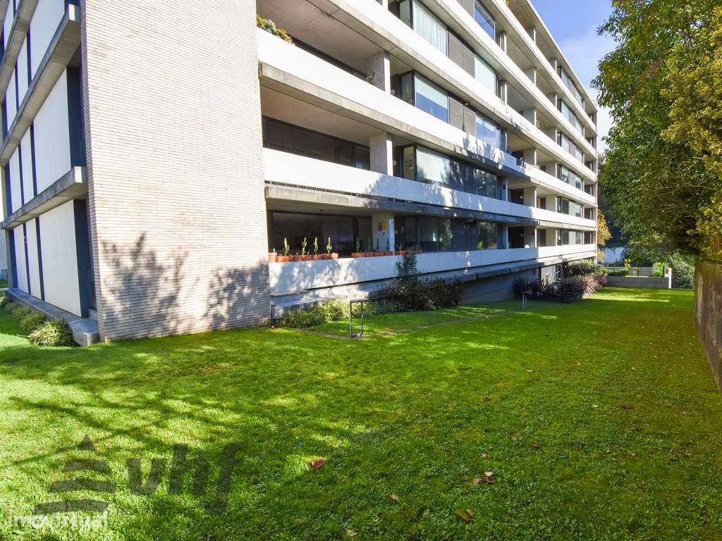 Oportunidade Única: T5 de Excelência no Condomínio Jardim das Camélias-41