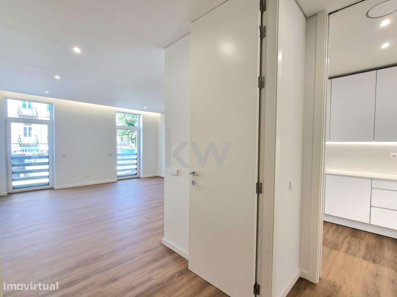 Apartamento T2, com terraço e garagem na praça do Chile - Grande imagem: 2/14