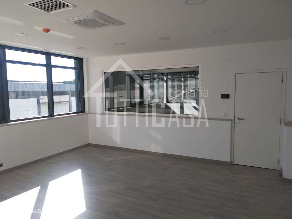 Armazém industrial em São Miguel de Alcainça-16