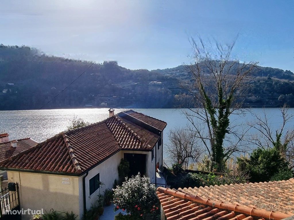 Moradia às margens do rio Douro