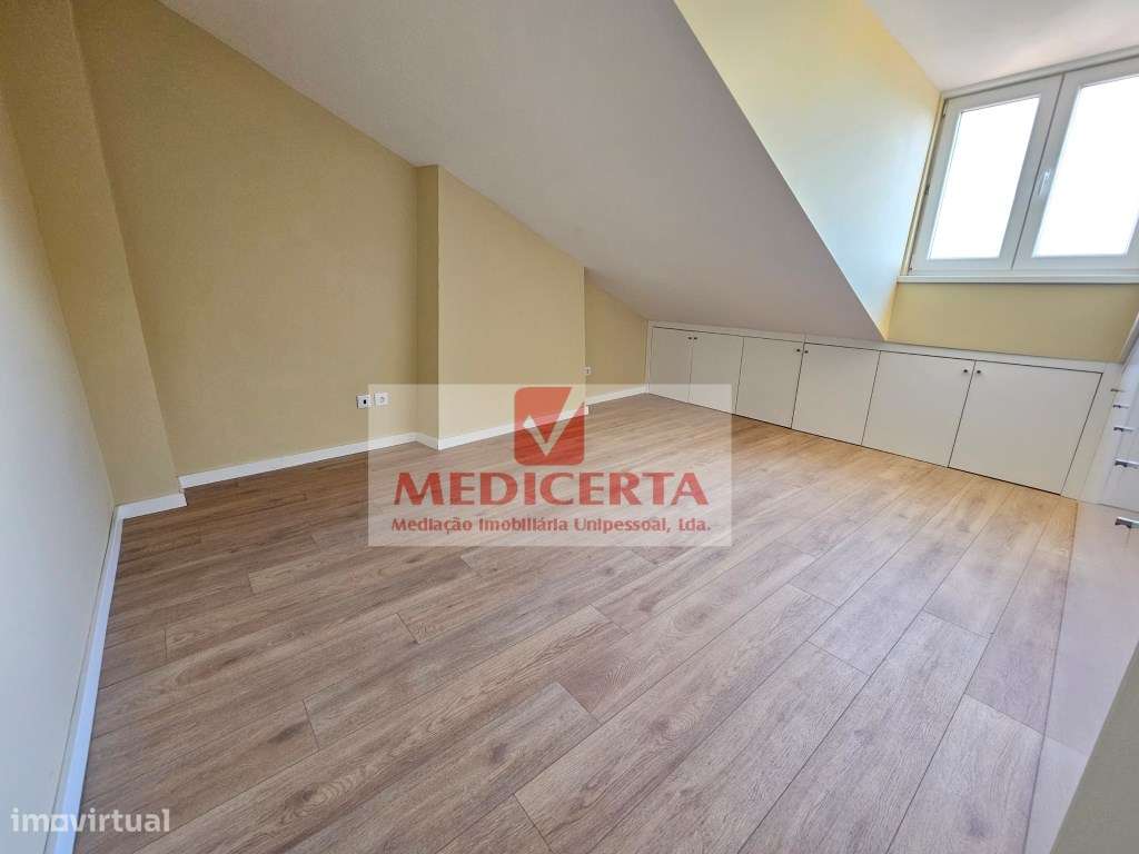 Massamá - Centro T3 Duplex(140m2) Totalmente remodelado-18