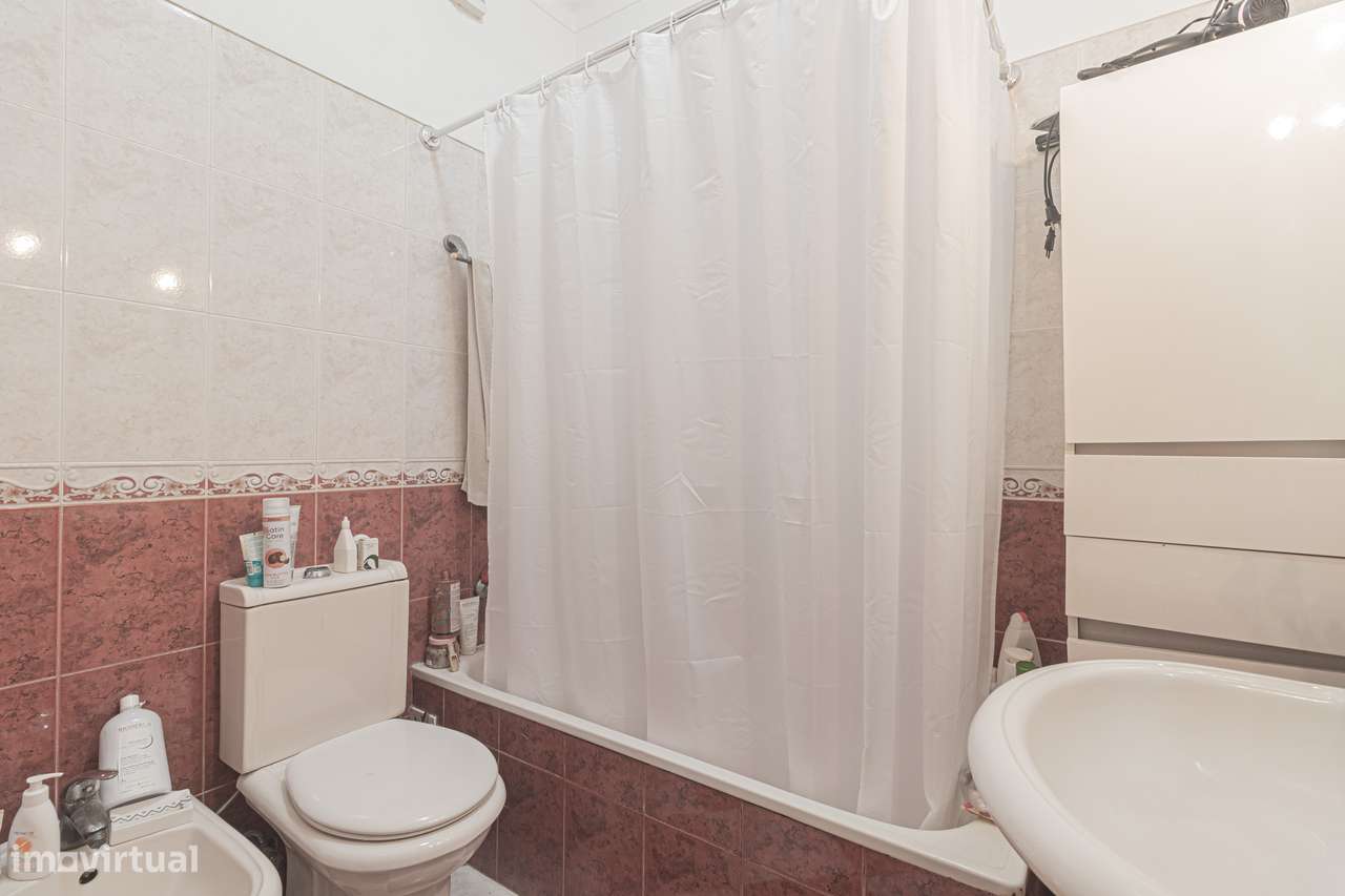 Apartamento T4 transformado em T3 no Laranjeiro-20