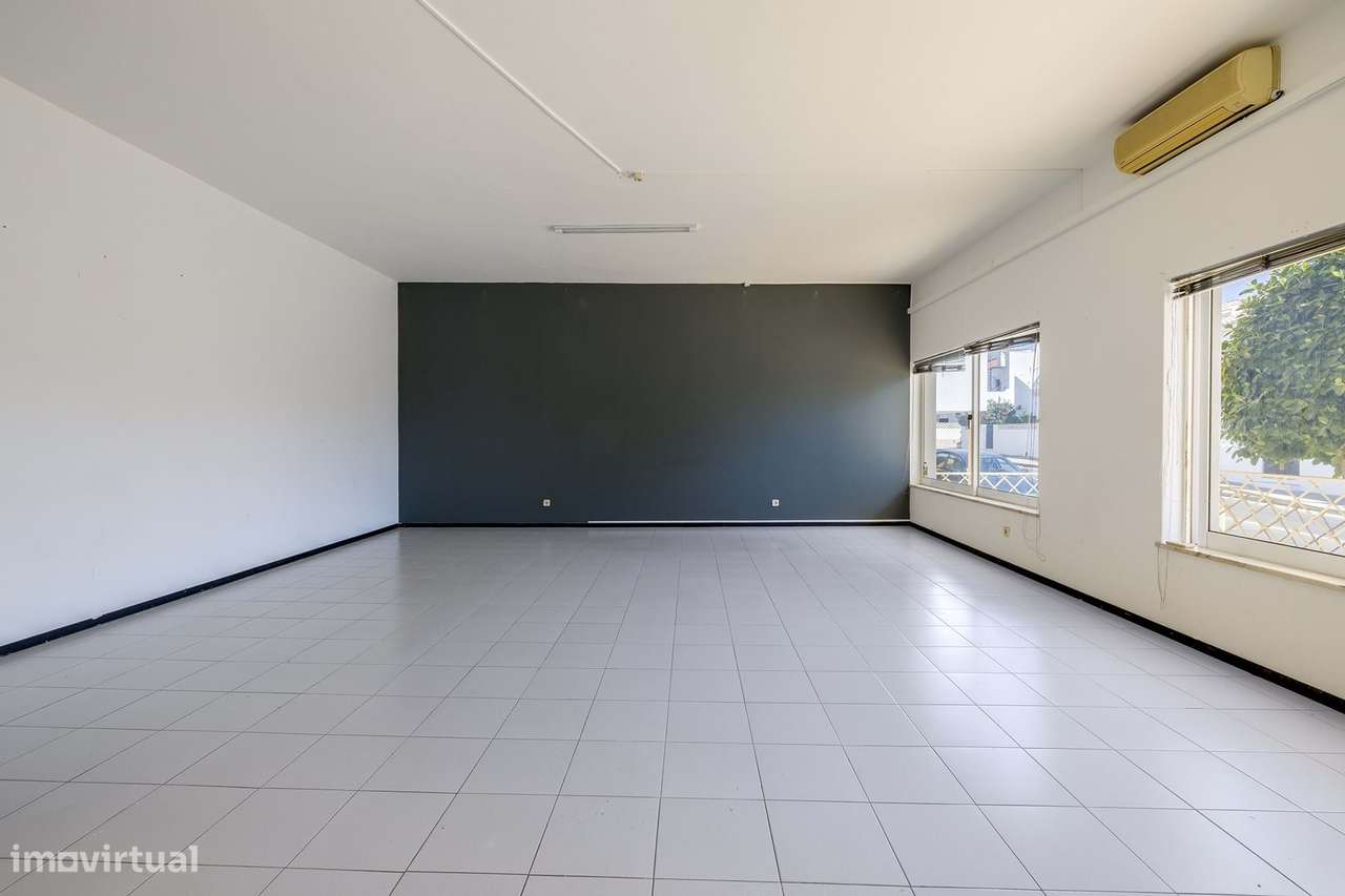 LOJA COMERCIAL COM EXCELENTE EXPOSIÇÃO PARA VENDA EM LAGOS - Grande imagem: 4/14