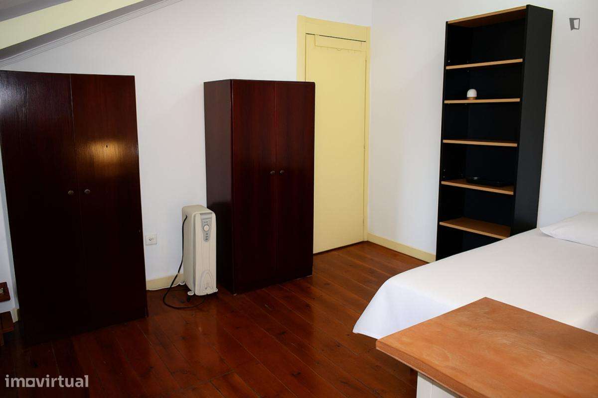 Quarto - localizado em Intendente Lisbon - Grande imagem: 2/10