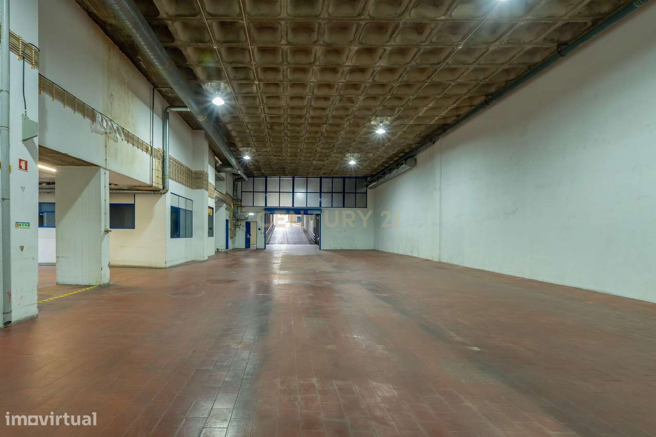Armazém com 2600m2 num único piso na Quinta do Lambert - Grande imagem: 3/38